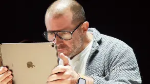 Ο Jony Ive σχεδιάζει μία νέα συσκευή με την OpenAI