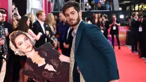 O Andrew Garfield βρήκε έναν ασυνήθιστο τρόπο να συνοδεύσει την Florence Pugh στο κόκκινο χαλί (ΕΙΚΟΝΕΣ)
