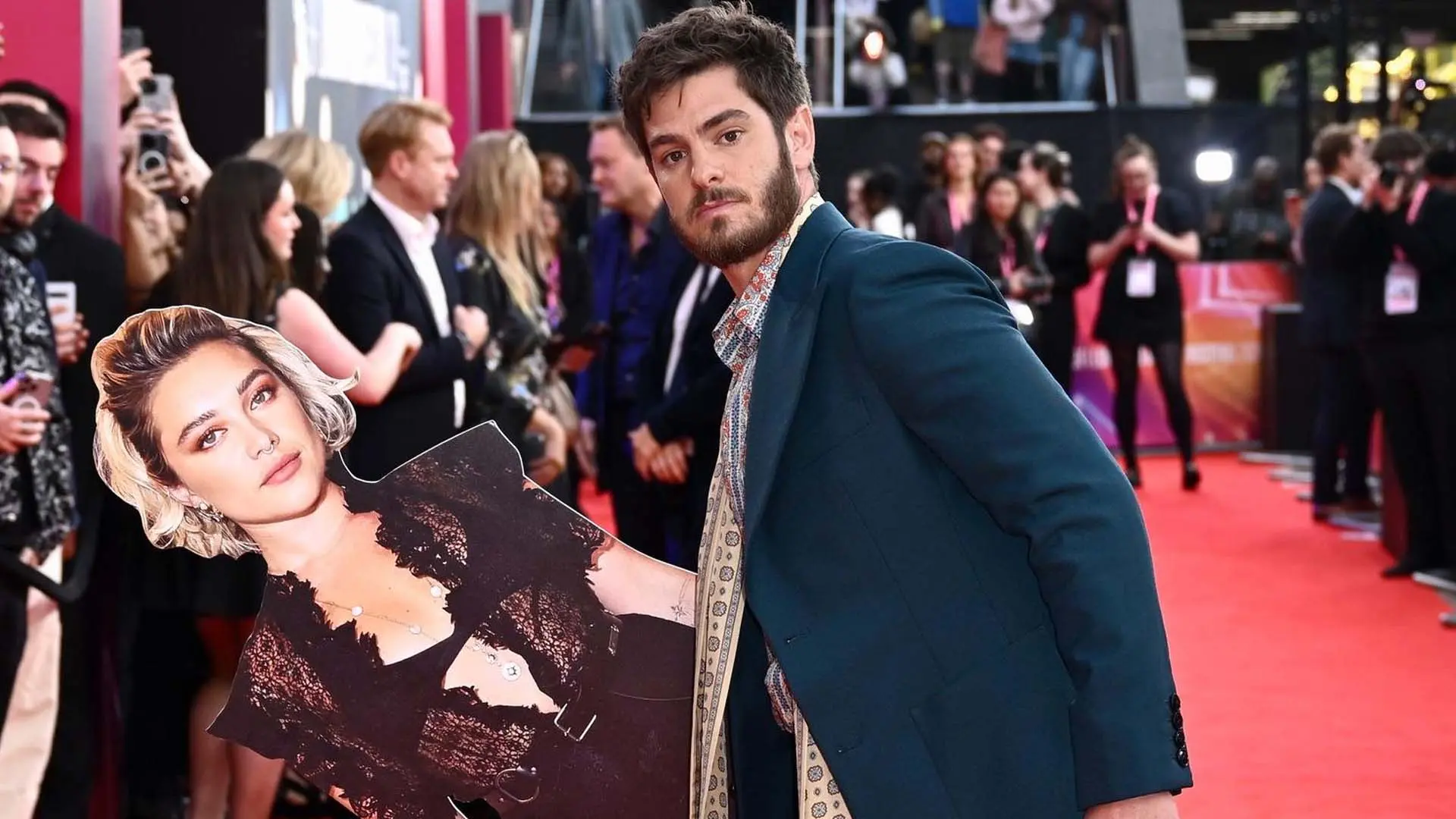 O Andrew Garfield βρήκε έναν ασυνήθιστο τρόπο να συνοδεύσει την Florence Pugh στο κόκκινο χαλί (ΕΙΚΟΝΕΣ)