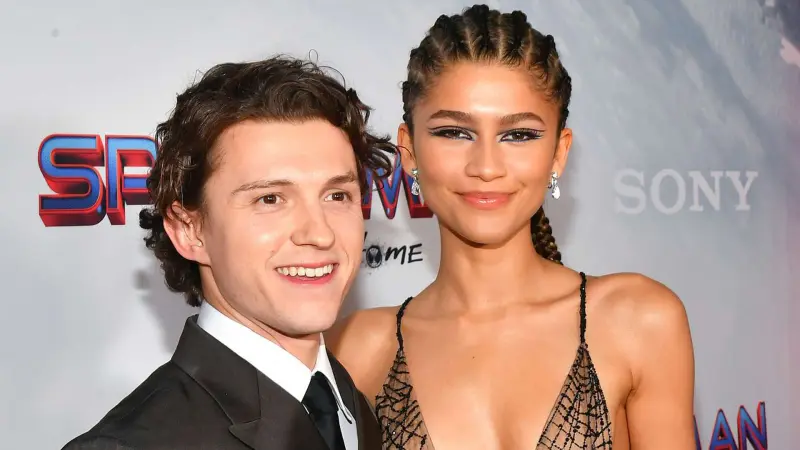 Η Zendaya αποκαλύπτει πως είναι να παίζει μαζί με τον Tom Holland