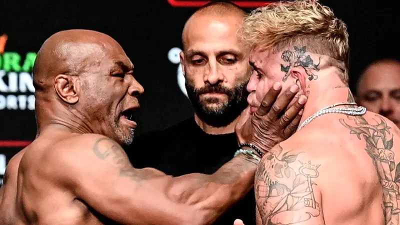 ΒΙΝΤΕΟ: Ο Mike Tyson χαστούκισε τον Jake Paul στο ζύγισμα πριν τον σημερινό αγώνα στο Netflix!