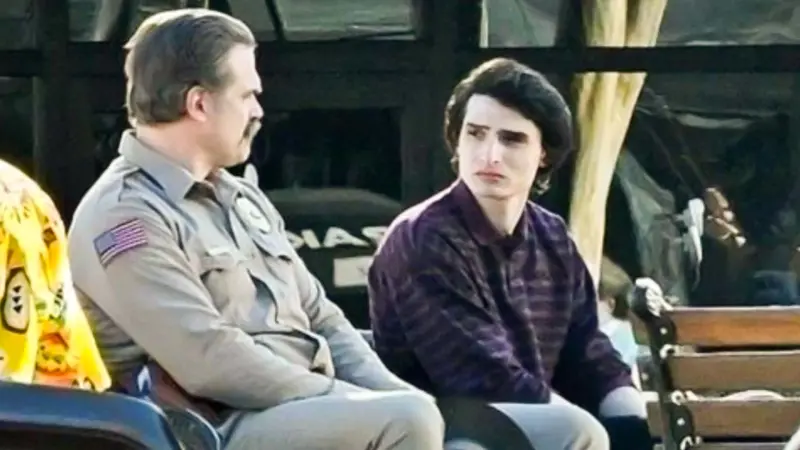 Stranger Things 5: Mike και Hopper σε μια φορτισμένη στιγμή σε αποκαλυπτικές φωτογραφίες από τα γυρίσματα