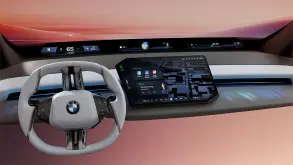 Το BMW Panoramic Vision προβάλει τις πληροφορίες στο παρμπρίζ (ΒΙΝΤΕΟ)