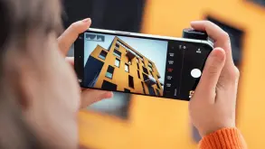 Leica Lux Grip: Το νέο αξεσουάρ που κάνει το iPhone σου επαγγελματική κάμερα!