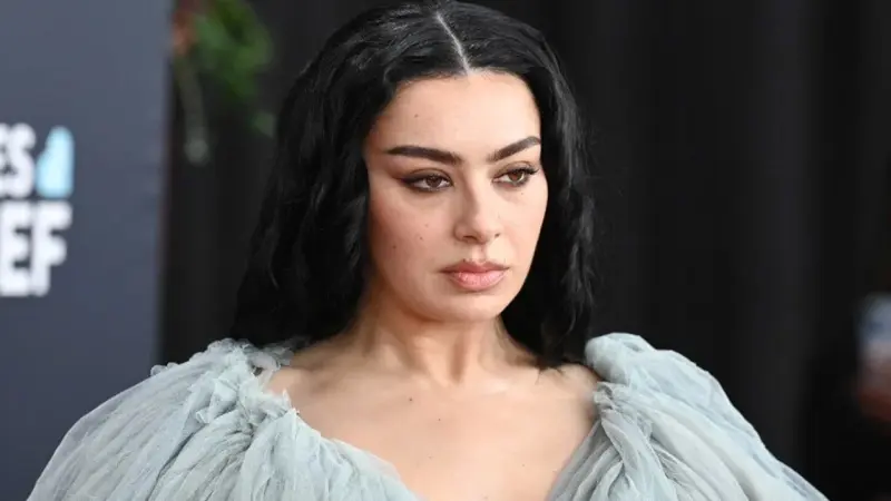 Η Charli XCX μάλλον αφήνει το μικρόφωνο και πάει στο Narnia της Greta Gerwig!