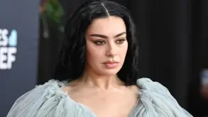 Η Charli XCX μάλλον αφήνει το μικρόφωνο και πάει στο Narnia της Greta Gerwig!