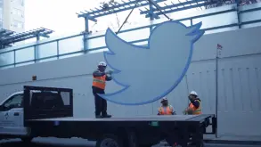 Το 250 κιλών logo του Twitter πωλήθηκε σε δημοπρασία