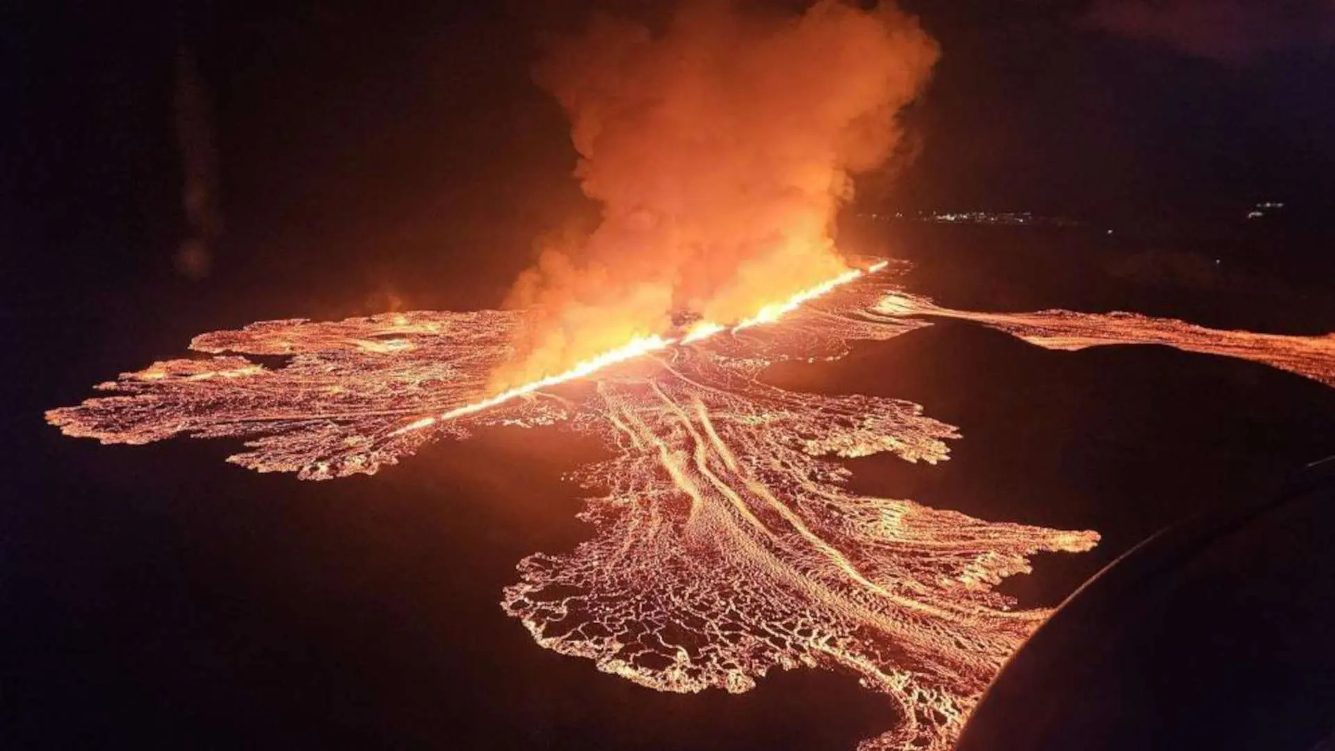Νέα ισχυρή ηφαιστειακή έκρηξη απειλεί το Grindavík στην Ισλανδία