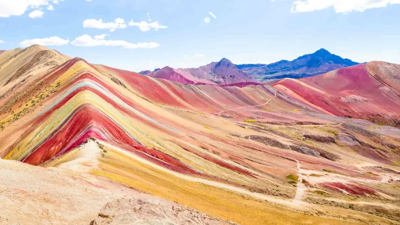 Rainbow Mountains: Πώς δημιουργήθηκαν τα εντυπωσιακά χρώματα στα βουνά της Κίνας
