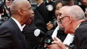 Δείτε την ένταση του Denzel Washington με φωτογράφο στο κόκκινο χαλί! (ΒΙΝΤΕΟ)