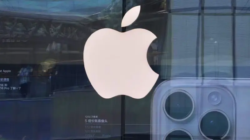 Donald Trump: Απειλεί με 25% δασμό στα iPhone
