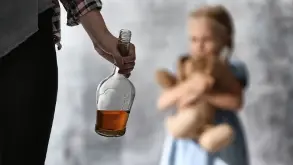ΗΠΑ: 1 στα 4 παιδιά μεγαλώνουν σε οικογένεια που κάνει κατάχρηση ουσιών
