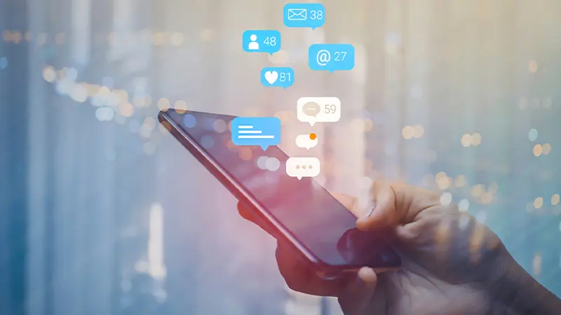 Το ετήσιο scrolling στα social media αντιστοιχεί με 16 αναβάσεις στην κορυφή του Έβερεστ!