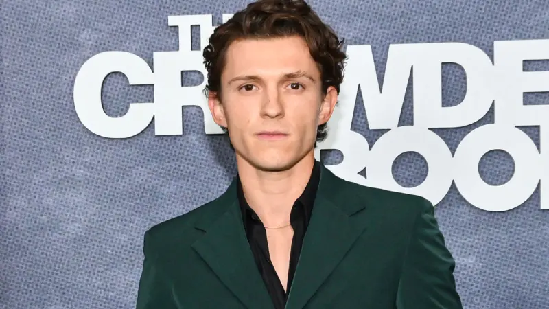 Η Amazon θέλει τον Tom Holland στον ρόλο του James Bond