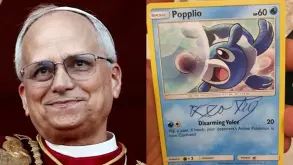 Fan των Pokémon ταξίδεψε μέχρι το Βατικανό και έκανε τον Πάπα να του υπογράψει συλλεκτική κάρτα!