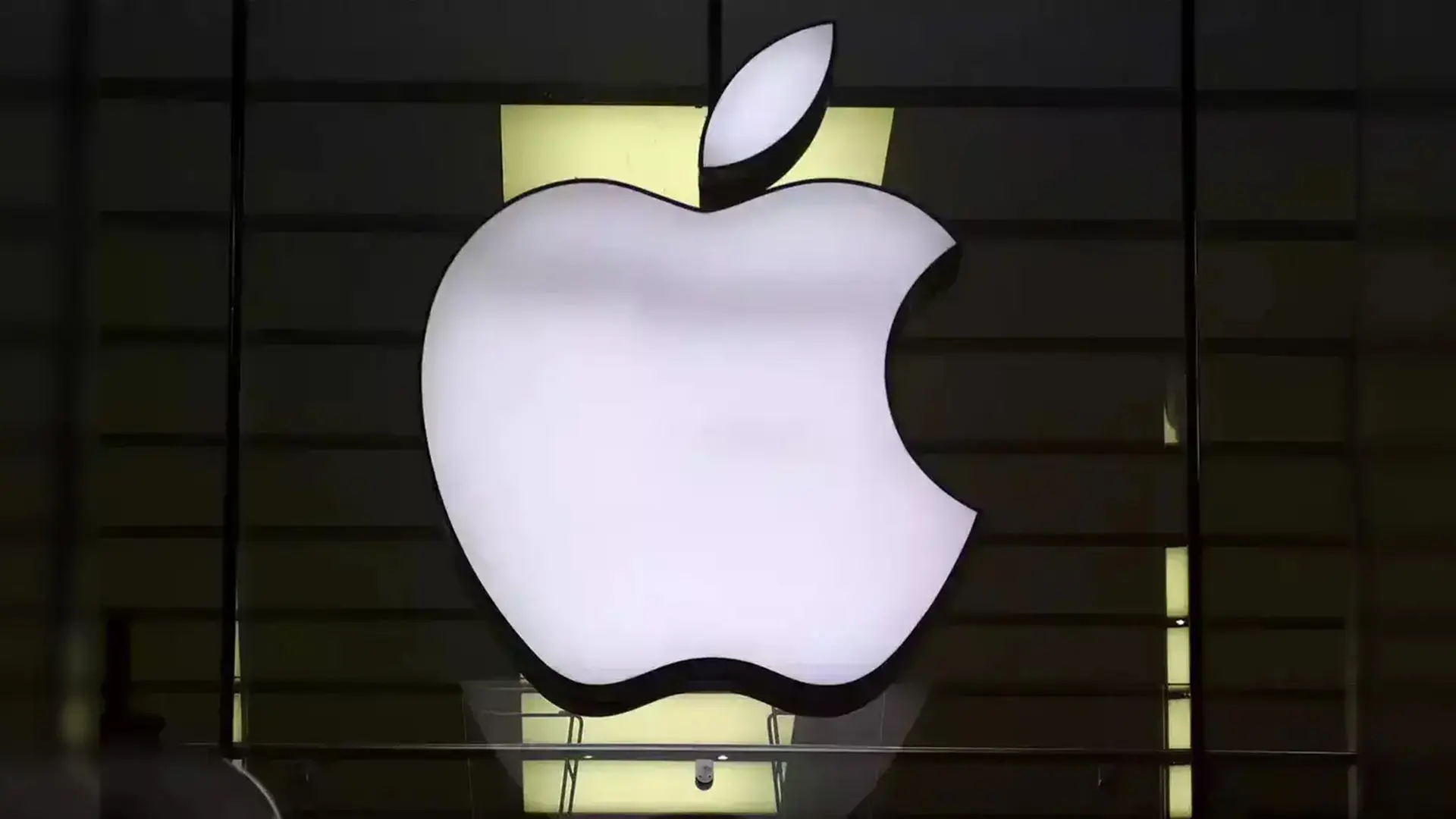 Η Apple μηνύει “leaker“ επειδή διέρρευσε στοιχεία του iOS 26