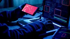 Το νέο κόλπο των χάκερς κρύβει malware στο DNS και το ενεργοποιεί με ΑΙ!