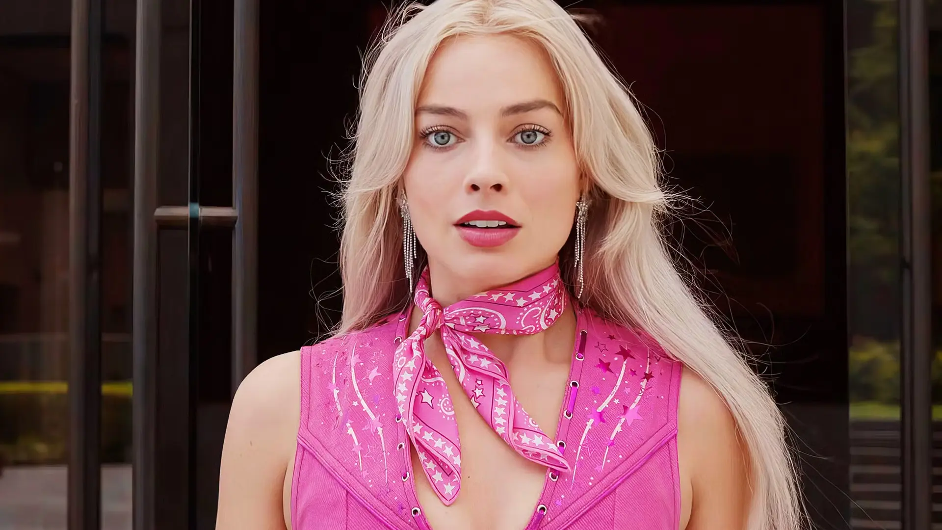 Η Margot Robbie γίνεται η σκοτεινή μούσα του Tim Burton - και δεν φαντάζεστε σε ποια ταινία!
