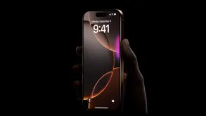 Οι συμμαχίες της Apple - Ποιος θα “φωτίσει“ τα iPhone 17;