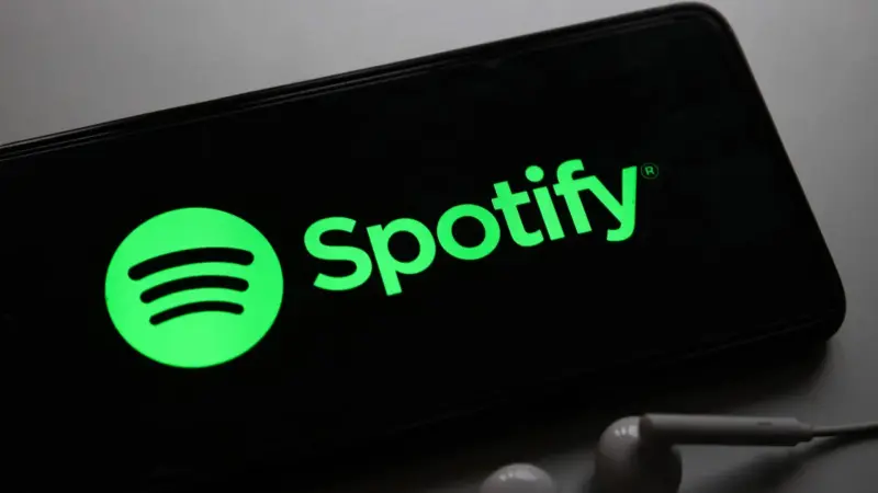 Το Spotify παραδέχεται πως “μένει πίσω” στις διαφημίσεις και η μετοχή του κατρακυλά