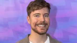 Ο MrBeast είναι ο μόνος που κατάφερε να πάρει όλα τα YouTube Play Buttons και ποζάρει με αυτά!