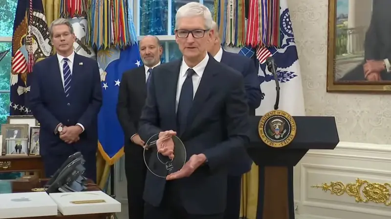 Δείτε το μοναδικό δώρο που έκανε η Apple στον Donald Trump! (ΒΙΝΤΕΟ)