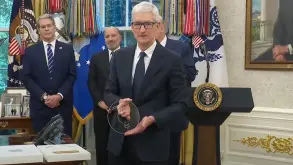 Δείτε το μοναδικό δώρο που έκανε η Apple στον Donald Trump! (ΒΙΝΤΕΟ)