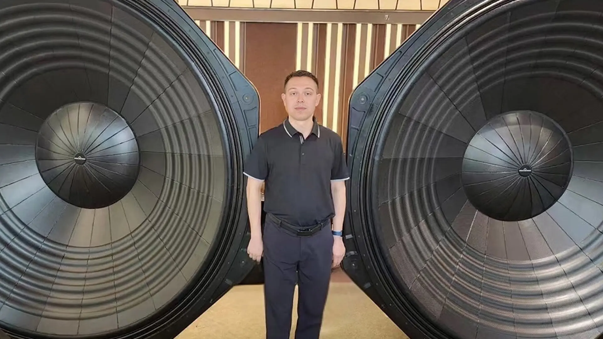 Αυτό είναι το μεγαλύτερο subwoofer του κόσμου – έχει ύψος σχεδόν δυόμιση μέτρα! (ΦΩΤΟ)