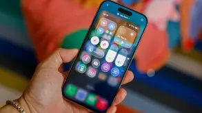 iOS 26 Liquid Glass: Χρήστες αναφέρουν ότι τα εικονίδια φαίνονται στραβά