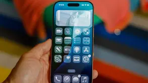 iOS 26: Το Liquid Glass αντί να εντυπωσιάζει φέρνει παράπονα και εκνευρισμό στους χρήστες