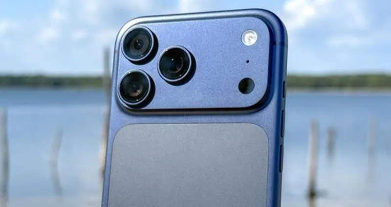 Το iPhone 17 Pro κατηγορείται ότι βγαίνει ήδη γρατζουνισμένο από το κουτί