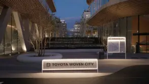 Καλώς ήρθατε στη Woven City, την πρώτη πόλη στον πλανήτη όπου άνθρωποι και ρομπότ ζουν μαζί
