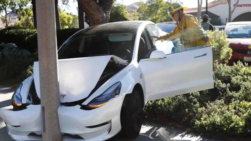 Οι ΗΠΑ ερευνούν την Tesla για παραβιάσεις κυκλοφορίας σε εκατομμύρια οχήματα