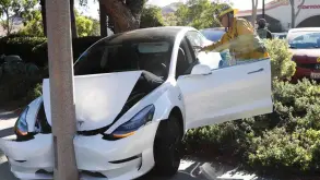 Οι ΗΠΑ ερευνούν την Tesla για παραβιάσεις κυκλοφορίας σε εκατομμύρια οχήματα