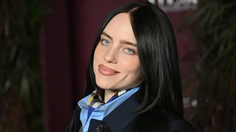 Η Billie Eilish δωρίζει $11,5 εκατομμύρια και “τρολάρει” τους δισεκατομμυριούχους