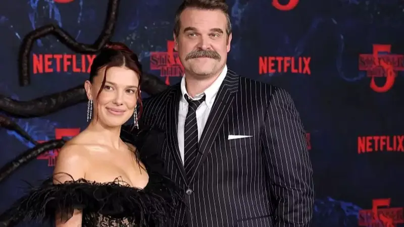 Millie Bobby Brown και David Harbour μαζί στην πρεμιέρα του Stranger Things 5 μετά τις φήμες (ΒΙΝΤΕΟ)