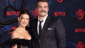 Millie Bobby Brown και David Harbour μαζί στην πρεμιέρα του Stranger Things 5 μετά τις φήμες (ΒΙΝΤΕΟ)