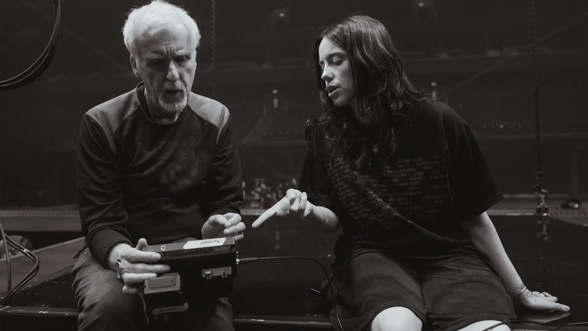 Η Billie Eilish μαζί με τον James Cameron φέρνουν την περιοδεία της στο σινεμά