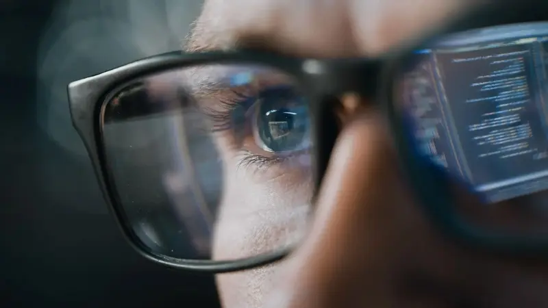 Η Google μπαίνει δυναμικά στα AI smart glasses με δύο νέα μοντέλα