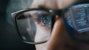Η Google μπαίνει δυναμικά στα AI smart glasses με δύο νέα μοντέλα