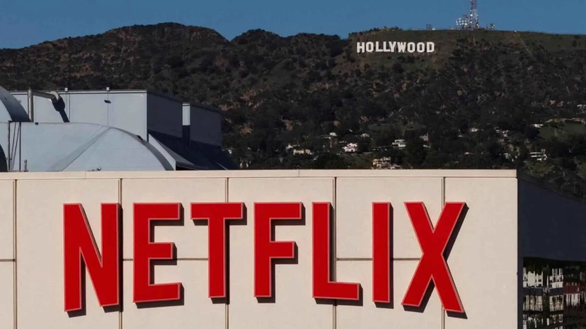 Η μετοχή του Netflix βυθίζεται καθώς το deal με τη Warner Bros απειλείται