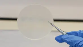 Επιστήμονες μετατρέπουν το γάλα σε βιοδιασπώμενο πλαστικό