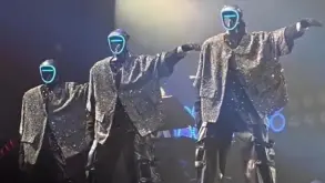 Ανθρωποειδή ρομπότ χορεύουν σε live συναυλία και κάνουν τούμπες που αφήνουν το κοινό άφωνο (ΒΙΝΤΕΟ)