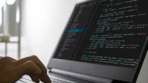 Η Microsoft απαντά στα σενάρια για ΑΙ που ξαναγράφει τον κώδικα των Windows