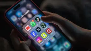 Η Νέα Υόρκη θέλει τα social media να έχουν προειδοποιήσεις υγείας, όπως τα τσιγάρα και το αλκοόλ