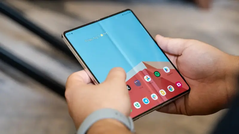 Η Samsung τα κατάφερε: Αναδιπλούμενη οθόνη χωρίς ορατή πτυχή! (ΦΩΤΟ)