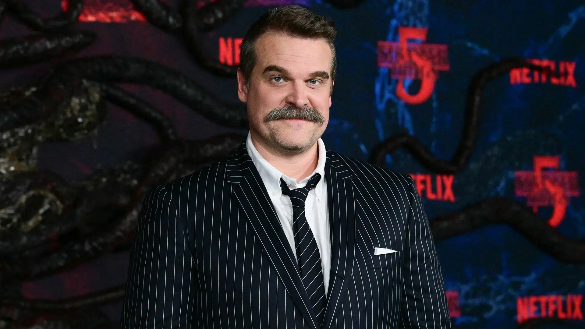 Ο David Harbour αποχωρεί από την ταινία που θα πρωταγωνιστούσε για έναν συγκεκριμένο λόγο