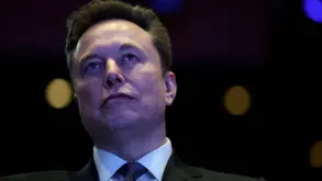 Η Βρετανία ερευνά το Grok του Elon Musk και ανοίγει σοβαρό θέμα ασφάλειας