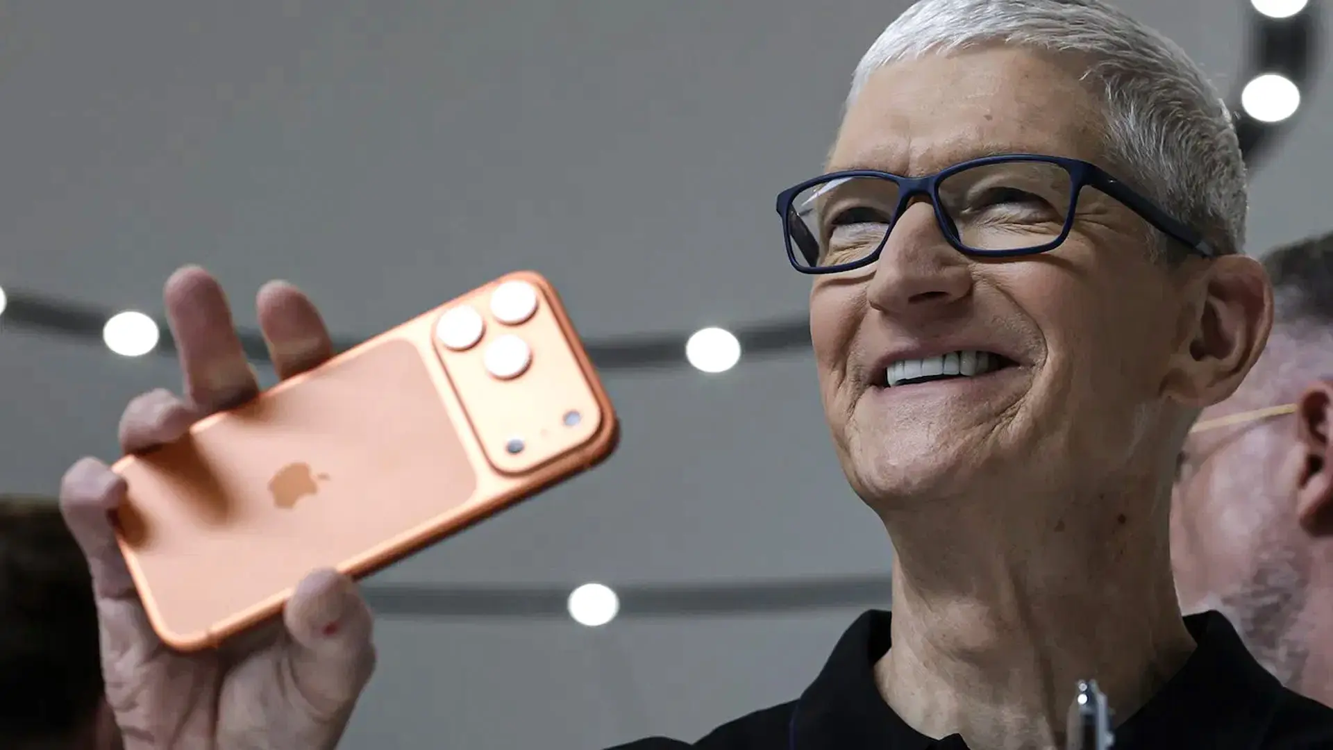 Η Apple στην κορυφή αποστολών smartphone για το 2025 – Η Samsung στην 2η θέση