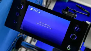 Τύπος έφτιαξε το δικό του φορητό PlayStation 4 και παίζει απροβλημάτιστα (ΒΙΝΤΕΟ)